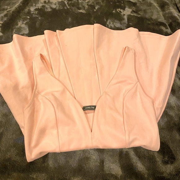 Beautiful “low-cut flared dress” - Picture 4 of 5